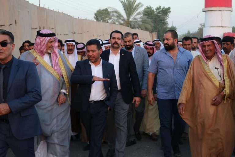 الضاري يتفقد مناطق غرب بغداد ويشارك بفتح منفذ بالسور الأمني الفاصل بين بغداد والأنبار