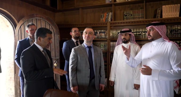 الضاري يستقبل السفير الروسي لدى العراق في مبنى خان ضاري التراثي